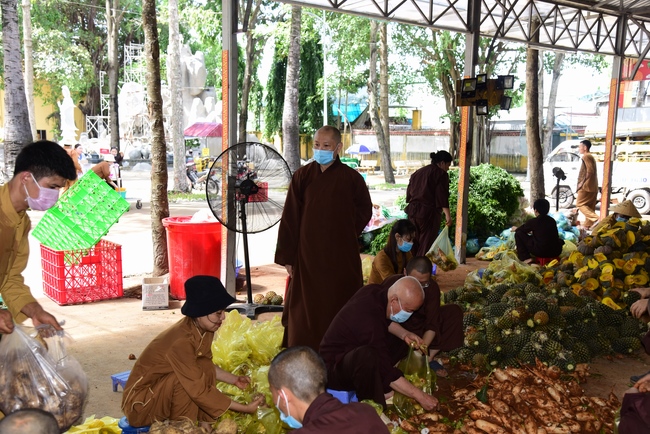 Chùa Hoằng Pháp: Tiếp tục hỗ trợ người dân khó khăn trong đại dịch Covid (đợt 8)